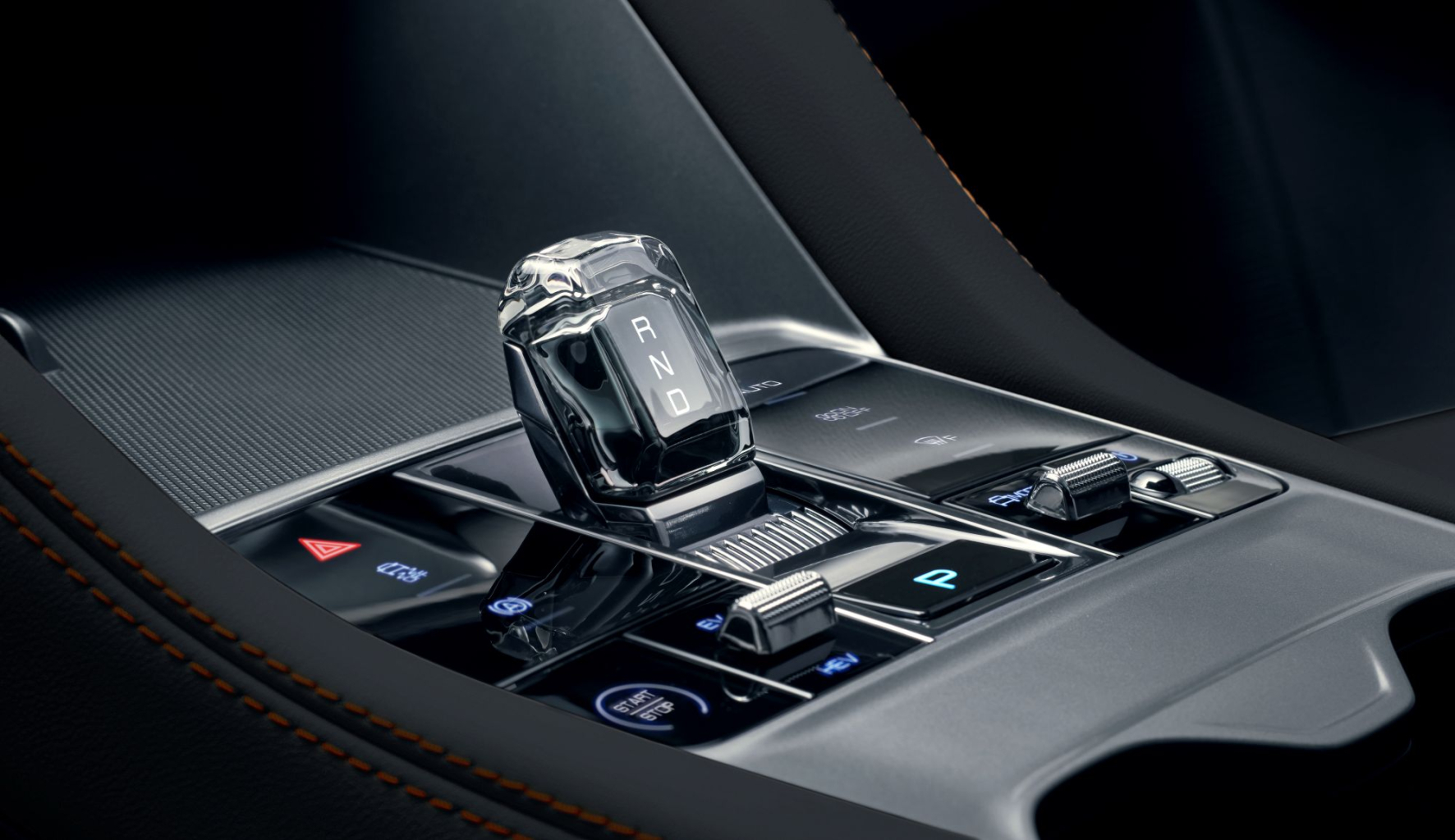 Cần số pha lê tinh xảo, đậm chất công nghệ